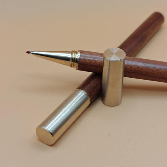 Sandalwood Signature Pen – Schrijven als een baas, schroeven als een gentleman